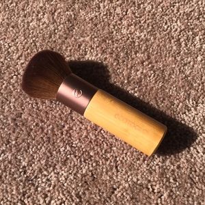 Long handled kabuki brush.